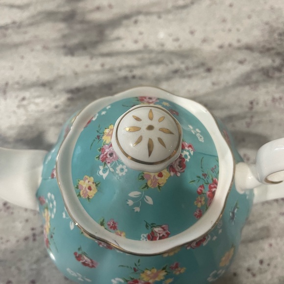 Elegant Floral Teapot in Blue and White - Picture 3 of 7